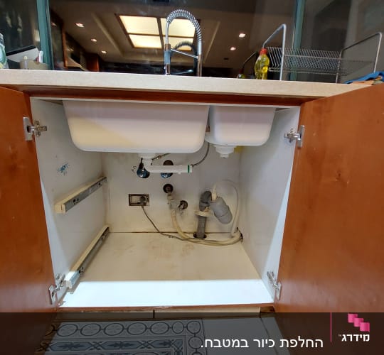 שיש מטבח עם כיור וברז נירוסטה
